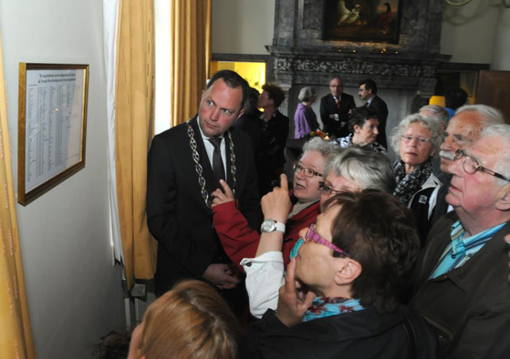 Familieleden van Roel IJsselstein (zie “Bijzondere Slachtoffers”) bestuderen de lijst. Foto: Marianka Peters