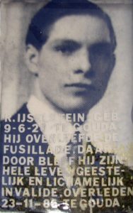 Foto zoals geplaatst bij het monument.