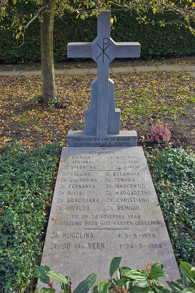 Grafsteen op de rooms-katholieke begraafplaats aan de Graaf Florisweg. Op de steen is foutief 28 november 1944 vermeld. Foto Nico J. Boerboom.
